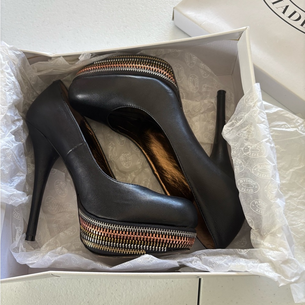 Steve Madden Black Heels with Metallic Zipper Trim. 4 inch heel w/ 1.5 platform